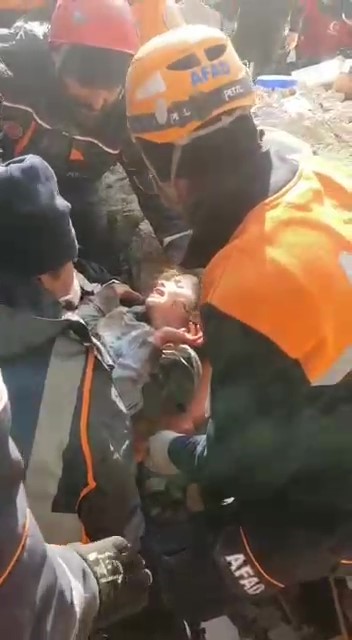 Depremde 2 kızını ve sol kolunu kaybeden annenin yeni yılda tek bir dileği var