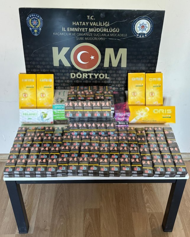 Payas’ta 440 paket gümrük kaçağı sigara ele geçirildi (Fotoğraflı) Necati İvgin HATAY (İHA) - Hatay’ın Payas ilçesinde durdurulan motosiklette 440 paket gümrük kaçağı sigara ele geçirildi. Edinilen bilgiye göre, İlçe Emniyet Müdürlüğü birimlerince kaçakçılıkla mücadele çerçevesinde yürüttükleri çalışmalarda şüphe üzerine durdurulan bir motosiklette yapılan aramada 440 paket gümrük kaçağı olduğu değerlendirilen çeşitli markalarda sigara ele geçirildi. Kaçak sigaralarla ilgili olarak gözaltına alınan motosiklet sürücü Ş.K. adlı şahıs hakkında yasal işlem yapıldı.