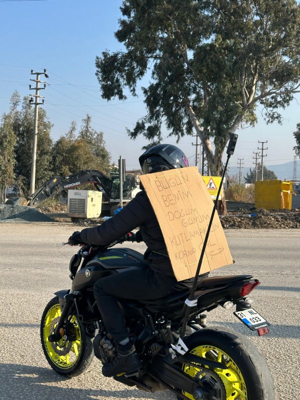 Sırtına bağladığı kartonla şehri dolaşan motosikletli ilgi odağı oldu