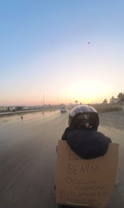 Sırtına bağladığı kartonla şehri dolaşan motosikletli ilgi odağı oldu