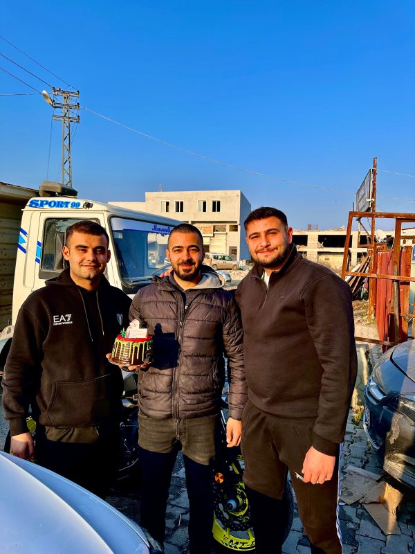 Sırtına bağladığı kartonla şehri dolaşan motosikletli ilgi odağı oldu