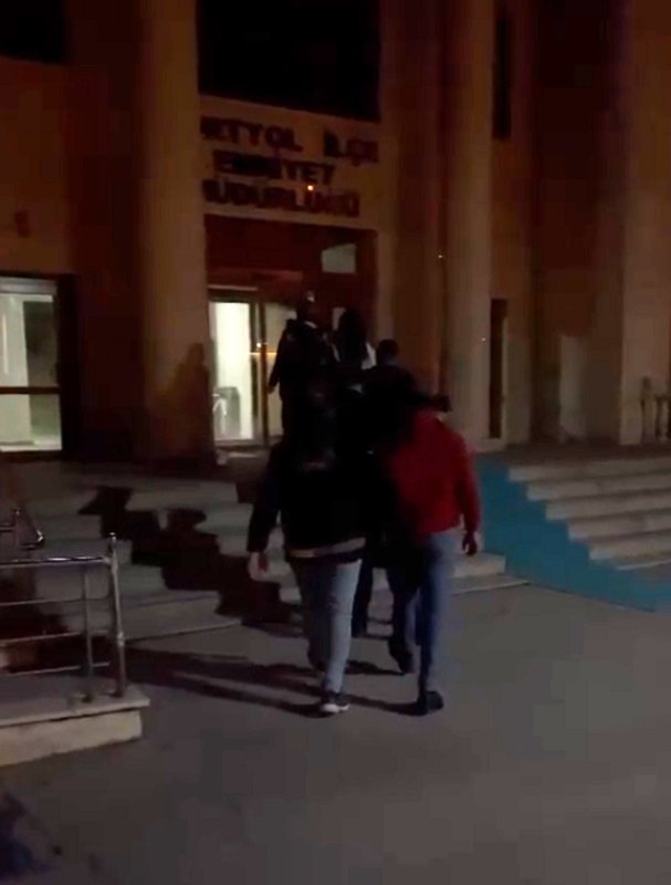 Dörtyol'da fuhuş operasyonu: 4 gözaltı (Fotoğraflı) Necati İvgin HATAY (İHA) - Hatay'ın Dörtyol ilçesinde polis ekiplerinin düzenlediği fuhuş operasyonunda 4 kişi gözaltına alındı. Hatay Emniyet Müdürlüğü görevlileri fuhuşla mücadele kapsamında çalışmalarını sürdürüyor. Polis ekiplerince, Dörtyol Sanayi Mahallesi'nde bulunan bir ikamette A.G., M.T., N.T. ile F.Y.'nin fuhuş yaptığı tespit edilerek gözaltına alındılar. Operasyonda gözaltına alınan F.Y. hakkında idari işlem yapıldı.