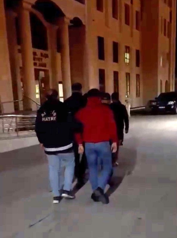 Dörtyol'da fuhuş operasyonu: 4 gözaltı (Fotoğraflı) Necati İvgin HATAY (İHA) - Hatay'ın Dörtyol ilçesinde polis ekiplerinin düzenlediği fuhuş operasyonunda 4 kişi gözaltına alındı. Hatay Emniyet Müdürlüğü görevlileri fuhuşla mücadele kapsamında çalışmalarını sürdürüyor. Polis ekiplerince, Dörtyol Sanayi Mahallesi'nde bulunan bir ikamette A.G., M.T., N.T. ile F.Y.'nin fuhuş yaptığı tespit edilerek gözaltına alındılar. Operasyonda gözaltına alınan F.Y. hakkında idari işlem yapıldı.