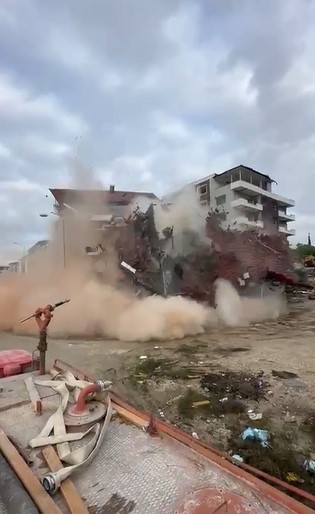 Hatay'da 7 katlı bina iş makinesinin darbesiyle yıkıldı (Fotoğraflı) Ramazan İlın HATAY (İHA) - Hatay'ın Defne ilçesinde 7 katlı binanın iş makinesinin dokunuşlarıyla kontrollü olarak yerle bir olduğu anlar kameraya yansıdı. Kahramanmaraş merkezli depremlerde ağır hasar alan Hatay'da mahkeme süreci sona eren binaların yıkım ve enkaz kaldırma çalışmaları aralıksız sürüyor. Defne ilçesi Çekmece Mahallesi'nde bulunan 7 katlı bina, iş makinesi ile kontrollü olarak yıkıldı. Binanın yıkılma anı ise kameralara anbean yansıdı. 7 katlı binanın yıkımı esnasında herhangi bir olumsuzluk yaşanmadı.