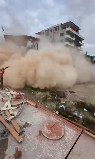 Hatay'da 7 katlı bina iş makinesinin darbesiyle yıkıldı (Fotoğraflı) Ramazan İlın HATAY (İHA) - Hatay'ın Defne ilçesinde 7 katlı binanın iş makinesinin dokunuşlarıyla kontrollü olarak yerle bir olduğu anlar kameraya yansıdı. Kahramanmaraş merkezli depremlerde ağır hasar alan Hatay'da mahkeme süreci sona eren binaların yıkım ve enkaz kaldırma çalışmaları aralıksız sürüyor. Defne ilçesi Çekmece Mahallesi'nde bulunan 7 katlı bina, iş makinesi ile kontrollü olarak yıkıldı. Binanın yıkılma anı ise kameralara anbean yansıdı. 7 katlı binanın yıkımı esnasında herhangi bir olumsuzluk yaşanmadı.