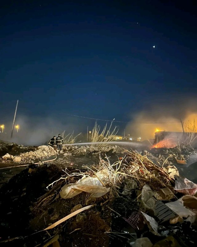 Samandağ'da kamışlık ve boş arazide çıkan yangın söndürüldü