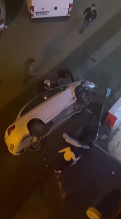 Kaldırıma çıkan otomobilin direğe çarparak yan döndüğü kaza kamerada