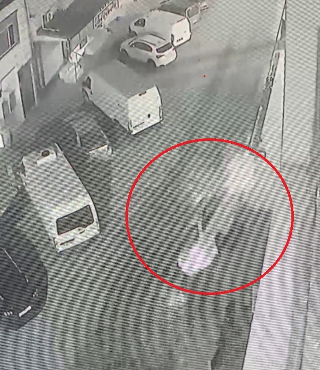 Kaldırıma çıkan otomobilin direğe çarparak yan döndüğü kaza kamerada
