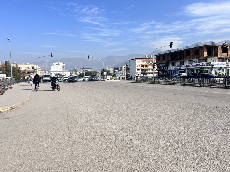Otomobil, altına aldığı motosiklet sürücüsünü ezdi: O anlar kamerada (Fotoğraflı) Ogün Aslan HATAY (İHA) - Hatay'ın İskenderun ilçesinde otomobilin, çarpıştığı motosiklet sürücüsünün ezdiği anlar güvenlik kamerasına yansıdı. Kaza, İskenderun ilçesi İbrahim Karaoğlanoğlu Caddesi üzerinde meydana geldi. Aynı istikamette ilerleyen motosiklet ile otomobil çarpıştı. Çarpışma sonrası otomobil, yere savrulan motosiklet sürücüsünün üzerinden geçti. Feci kazada motosiklet sürücüsü yaralanırken kaza anı anbean kameraya yansıdı. Yaralı, olay yerine gelen ambulansla hastaneye kaldırıldı. Yaralı sürücünün hastanede tedavisinin devam ettiği öğrenildi.