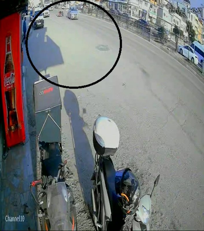 Otomobil, altına aldığı motosiklet sürücüsünü ezdi: O anlar kamerada (Fotoğraflı) Ogün Aslan HATAY (İHA) - Hatay'ın İskenderun ilçesinde otomobilin, çarpıştığı motosiklet sürücüsünün ezdiği anlar güvenlik kamerasına yansıdı. Kaza, İskenderun ilçesi İbrahim Karaoğlanoğlu Caddesi üzerinde meydana geldi. Aynı istikamette ilerleyen motosiklet ile otomobil çarpıştı. Çarpışma sonrası otomobil, yere savrulan motosiklet sürücüsünün üzerinden geçti. Feci kazada motosiklet sürücüsü yaralanırken kaza anı anbean kameraya yansıdı. Yaralı, olay yerine gelen ambulansla hastaneye kaldırıldı. Yaralı sürücünün hastanede tedavisinin devam ettiği öğrenildi.