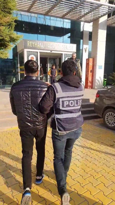 Taziye çadırına silahlı saldırıyla ilgili 3 kişi yakalandı (Fotoğraflı) Ahmet Arslan HATAY (İHA) - Hatay'ın Reyhanlı ilçesinde 2 kişinin yaralandığı taziye çadırı saldırısıyla ilgili 3 kişi yakalandı. Olay, geçtiğimiz günlerde Reyhanlı ilçesi Bayır Mahallesi'nde yaşandı. Motosikletle gelen 2 şahıs taziye çadırına ateş açmış ve 2 kişi yaralanmıştı. Olay sonrası harekete geçen polis ekipleri; olay esnasında motosikleti kullanan şahsın O.A., taziye çadırına ateş eden kişinin İ.Y. olduğunu tespit etti. Olayı tasarlayarak azmettirici olan şahsın M.S., olay sonrası İ.Y. ve O.A.'nın saklanmasına yardım eden kişinin ise C.H.A. olduğu tespit edildi. Konuyla ilgili O.A ve C.H.A. yakalanırken, C.H.A. çıkarıldığı mahkemece adli kontrol şartıyla serbest bırakıldı, O.A. çıkarıldığı mahkemece tutuklanarak cezaevine gönderildi. Ayrıca M.S. ile İ.Y.'nin yakalanmasına yönelik çalışmaların devam ettiği öğrenildi.