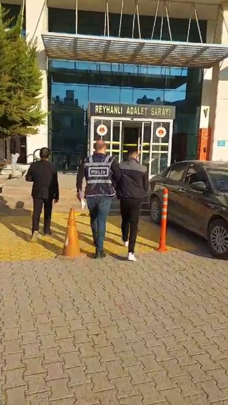 Taziye çadırına silahlı saldırıyla ilgili 3 kişi yakalandı (Fotoğraflı) Ahmet Arslan HATAY (İHA) - Hatay'ın Reyhanlı ilçesinde 2 kişinin yaralandığı taziye çadırı saldırısıyla ilgili 3 kişi yakalandı. Olay, geçtiğimiz günlerde Reyhanlı ilçesi Bayır Mahallesi'nde yaşandı. Motosikletle gelen 2 şahıs taziye çadırına ateş açmış ve 2 kişi yaralanmıştı. Olay sonrası harekete geçen polis ekipleri; olay esnasında motosikleti kullanan şahsın O.A., taziye çadırına ateş eden kişinin İ.Y. olduğunu tespit etti. Olayı tasarlayarak azmettirici olan şahsın M.S., olay sonrası İ.Y. ve O.A.'nın saklanmasına yardım eden kişinin ise C.H.A. olduğu tespit edildi. Konuyla ilgili O.A ve C.H.A. yakalanırken, C.H.A. çıkarıldığı mahkemece adli kontrol şartıyla serbest bırakıldı, O.A. çıkarıldığı mahkemece tutuklanarak cezaevine gönderildi. Ayrıca M.S. ile İ.Y.'nin yakalanmasına yönelik çalışmaların devam ettiği öğrenildi.