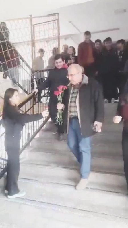 34 yıldır görev yaptığı okuldan emekli olan 43 yıllık öğretmene duygusal veda