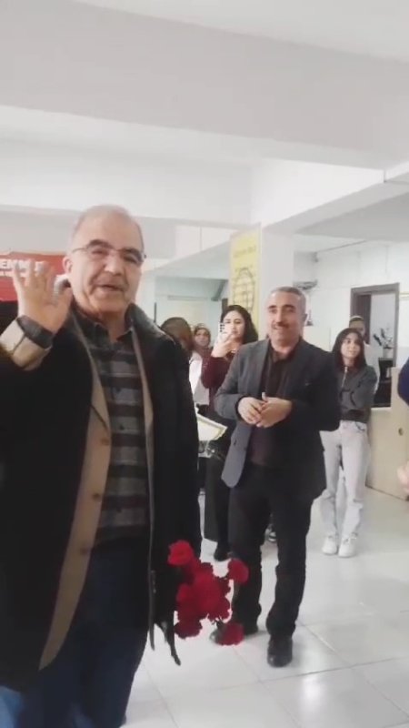 34 yıldır görev yaptığı okuldan emekli olan 43 yıllık öğretmene duygusal veda