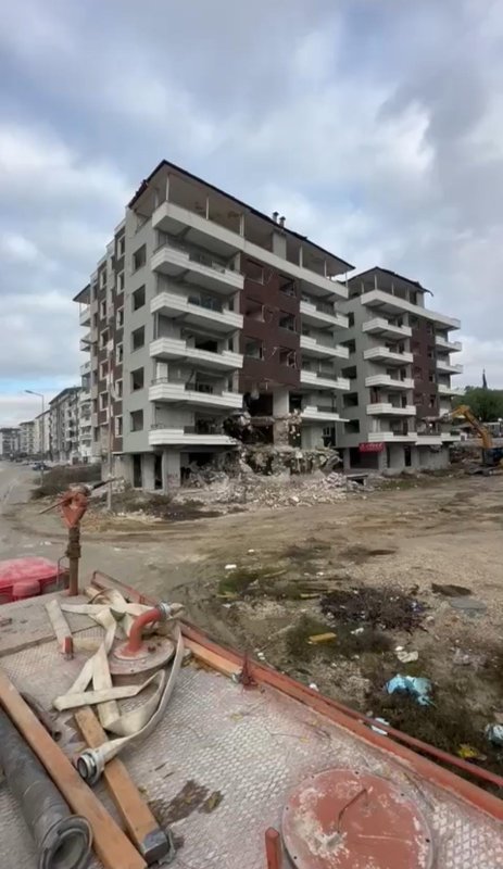 7 katlı binanın korna sesiyle yerle bir olduğu anlar kamerada