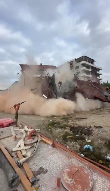7 katlı binanın korna sesiyle yerle bir olduğu anlar kamerada