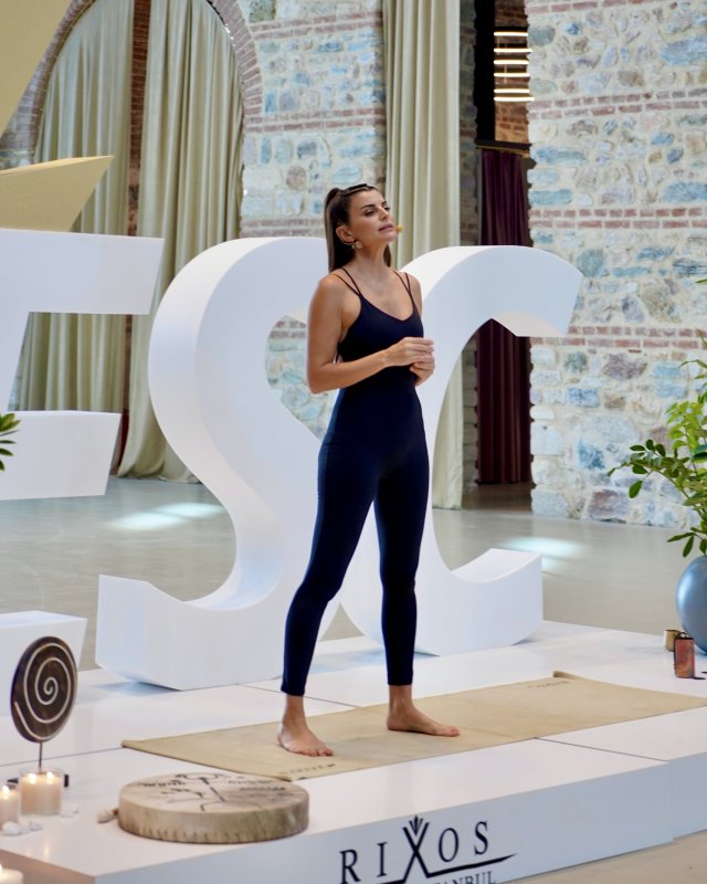 Tersane’de Ece Vahapoğlu ile Yoga Ünlü Wellness ve Yoga Eğitmeni Ece Vahapoğlu, Rixos Tersane’de ses meditasyonu eşliğinde etkileyici bir yoga seansı yaptı. Onlarca mumla ve doğal taşla süslenen ve ses çanaklarının eşlik ettiği büyüleyici atmosferde 60 kişilik kalabalık bir gruba yoga yaptıran Ece Vahapoğlu, “İstanbul’un eşsiz manzarasına karşı büyüleyici tarihi bir mekanda yoga yaptırmak beni de yüksek enerjilere ulaştırdı; özel yerlerde yoga enerjisini yaymayı seviyorum.” dedi. Yoga ve ses meditasyonu ardından sağlıklı brunch menüsüyle katılımcılara harika bir Pazar günü yaşatan Rixos’ta Ece Vahapoğlu ile Yoga organizasyonları Exclusive Sports Club ile 2025 yılında da devam edecek.