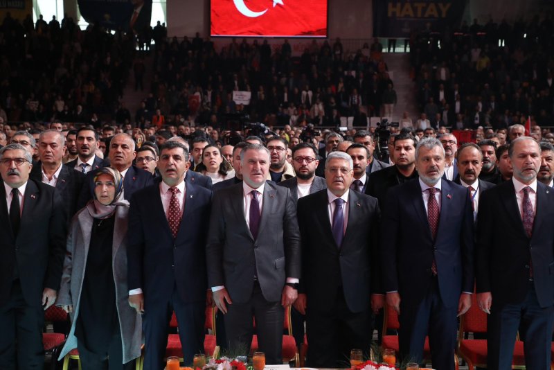 AK Parti Hatay 8. Olağan İl Kongresi gerçekleştirildi - Bakan Osman Aşkın Bak: "Suriye’de bir terör devleti kurulmasına asla müsaade etmeyeceğiz" (Fotoğraflı) Ramazan İlın - Veysel Korkmaz HATAY (İHA) - Adalet ve Kalkınma Partisi (AK Parti) Hatay 8. Olağan İl Kongresi, Gençlik ve Spor Bakanı Osman Aşkın Bak’ın katılımıyla gerçekleşti. Kongrede konuşan Bakan Bak, “Suriye’de bir terör devleti kurulmasına asla müsaade etmeyeceğiz” ifadelerini kullandı. AK Parti Hatay 8. Olağan İl Kongresi Antakya ilçesinde bulunan kapalı spor salonunda gerçekleşti. Kongreye; Gençlik ve Spor Bakanı Osman Aşkın Bak, AK Parti Genel Başkan Yardımcısı Vedat Demiröz, Hatay Büyükşehir Belediye Başkanı Mehmet Öntürk, AK Parti Hatay Milletvekilleri Hüseyin Yayman, Adem Yeşildal, Kemal Karahan, Abdulkadir Özel, MHP Hatay Milletvekili Lütfi Kaşıkcı, delegeler ve partili katıldı. Mevcut il başkanı Mustafa Erdoğan, tek liste olarak girdiği genel kurulda güven tazeledi. Hatay’ın Suriye için kritik öneme sahip olduğunu söyleyen Gençlik ve Spor Bakanı Osman Aşkın Bak, “Suriye’de bir terör devleti kurulmasına asla müsaade etmeyeceğiz. Yapılanlar ortada; şimdi Hatay, Suriye için çok kritik bir noktada. Lojistik olarak, hizmet olarak ve devletimizin Suriye politikası açısından Hatay çok önemli. O nedenle biz Hatay Büyükşehir Belediyesi’yle, belediyelerimizle beraber bölgemize hizmet etmeye devam edeceğiz. Bu ülke için hizmete devam edeceğiz” dedi.