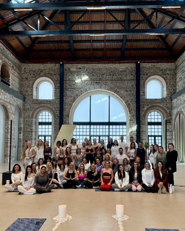 Tersane’de Ece Vahapoğlu ile Yoga Ünlü Wellness ve Yoga Eğitmeni Ece Vahapoğlu, Rixos Tersane’de ses meditasyonu eşliğinde etkileyici bir yoga seansı yaptı. Onlarca mumla ve doğal taşla süslenen ve ses çanaklarının eşlik ettiği büyüleyici atmosferde 60 kişilik kalabalık bir gruba yoga yaptıran Ece Vahapoğlu, “İstanbul’un eşsiz manzarasına karşı büyüleyici tarihi bir mekanda yoga yaptırmak beni de yüksek enerjilere ulaştırdı; özel yerlerde yoga enerjisini yaymayı seviyorum.” dedi. Yoga ve ses meditasyonu ardından sağlıklı brunch menüsüyle katılımcılara harika bir Pazar günü yaşatan Rixos’ta Ece Vahapoğlu ile Yoga organizasyonları Exclusive Sports Club ile 2025 yılında da devam edecek.