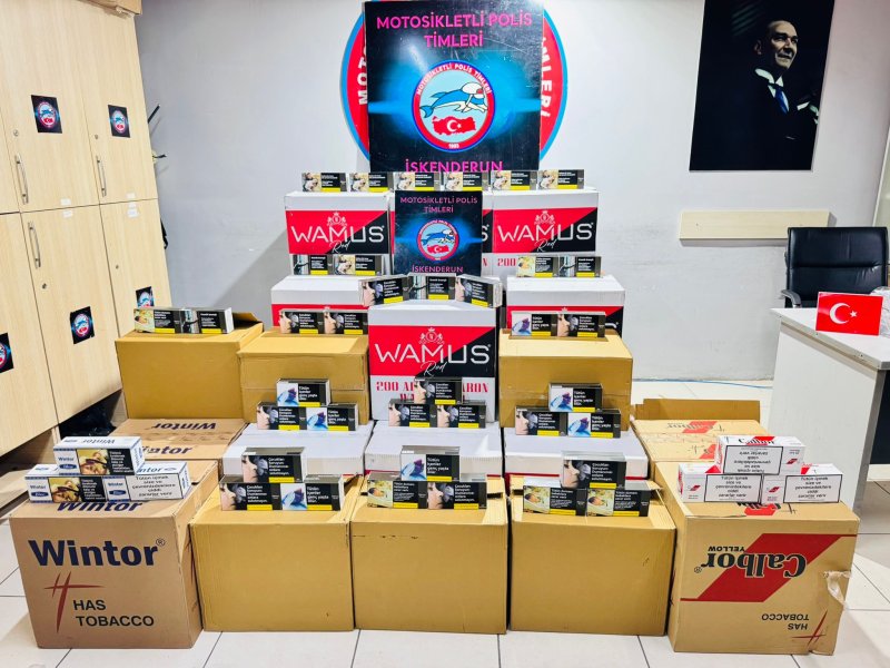 İskenderun'da 340 bin kaçak makaron ele geçirildi (Fotoğraflı) Necati İvgin HATAY (İHA) - Hatay'ın İskenderun ilçesinde polis ekipleri tarafından 340 bin adet makaron (filtreli sigara kağıdı) ele geçirildi. Hatay Emniyet Müdürlüğü görevlilerince kaçakçılık suçlarına yönelik yapılan çalışmalar aralıksız sürüyor. Çalışmalar sonucunda İskenderun ilçesinde durdurulan, içerisinde M.T. ile V.B. adlı şahısların bulunduğu araçta yapılan aramada, 340 bin adet gümrük kaçağı makaron ele geçirildi. Olayla ilgili olarak şüpheliler hakkında 5607 sayılı kanuna muhalefet suçundan işlem yapıldı.