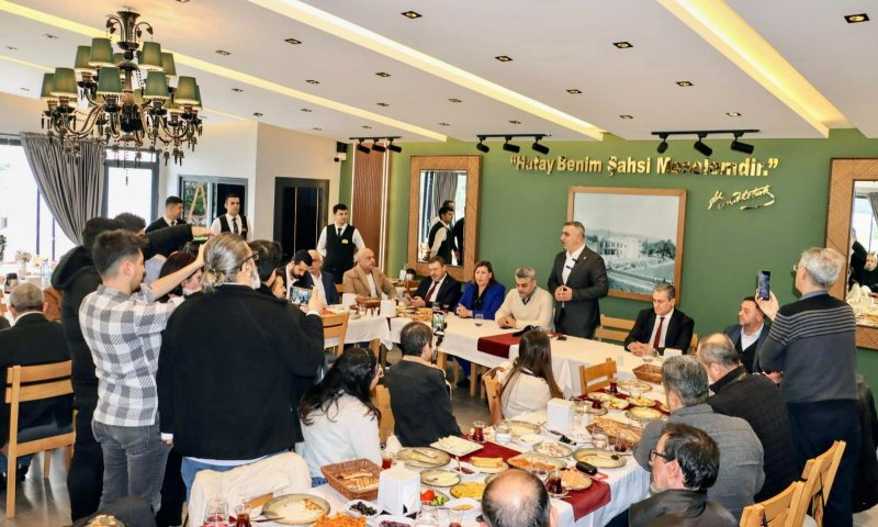 Milliyetçi Hareket Partisi (MHP) Hatay Milletvekili Lütfi Kaşıkçı, İl Başkanı Metin Taşçı, Belen Belediye Başkanı İbrahim Gül ve KAÇEP İl Başkanı Dilek Demirdöven, 2024 yıl sonu değerlendirme toplantısında basın mensuplarıyla bir araya geldi. 