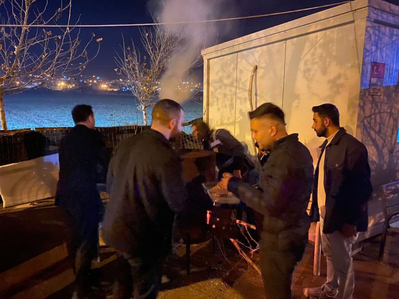 AK GENÇLİK GÖREVİ BAŞINDAKİ POLİSLERİ UNUTMADI