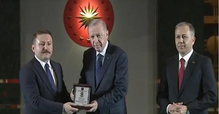 ERDOĞAN’DAN HATAY VALİ YARDIMCISINA ÖDÜL 