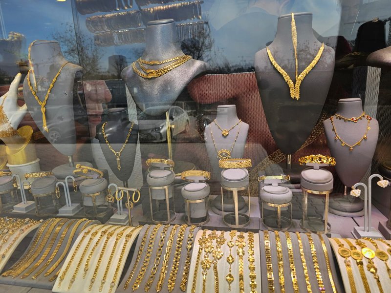 Antakya, Samandağ ve Mersin’de şubeleri bulunan ve kuyumculuk sektöründe kendini kanıtlamış olan Culha Gold, Antakya’daki şubesinin yeni yerinde hizmet vermeye başladığını duyurdu. 