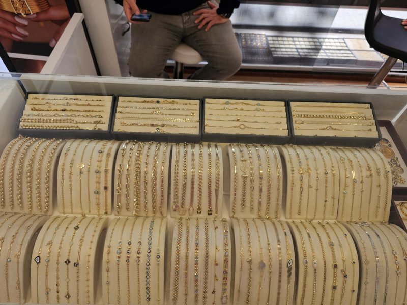 Antakya, Samandağ ve Mersin’de şubeleri bulunan ve kuyumculuk sektöründe kendini kanıtlamış olan Culha Gold, Antakya’daki şubesinin yeni yerinde hizmet vermeye başladığını duyurdu. 