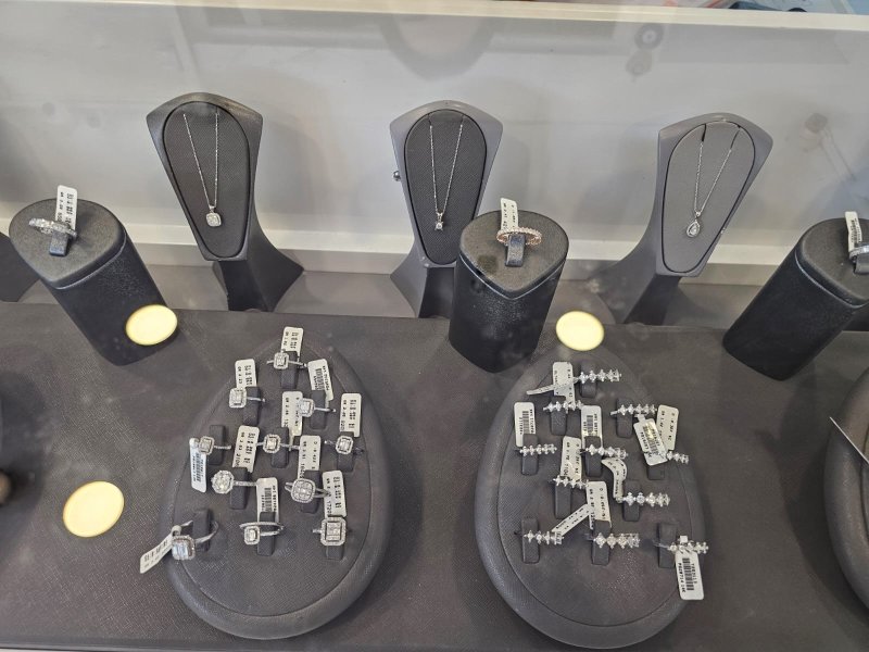 Antakya, Samandağ ve Mersin’de şubeleri bulunan ve kuyumculuk sektöründe kendini kanıtlamış olan Culha Gold, Antakya’daki şubesinin yeni yerinde hizmet vermeye başladığını duyurdu. 