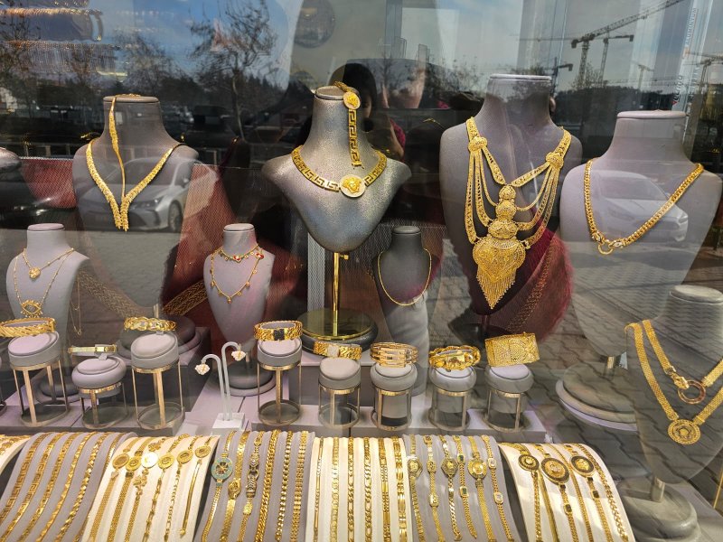 Antakya, Samandağ ve Mersin’de şubeleri bulunan ve kuyumculuk sektöründe kendini kanıtlamış olan Culha Gold, Antakya’daki şubesinin yeni yerinde hizmet vermeye başladığını duyurdu. 