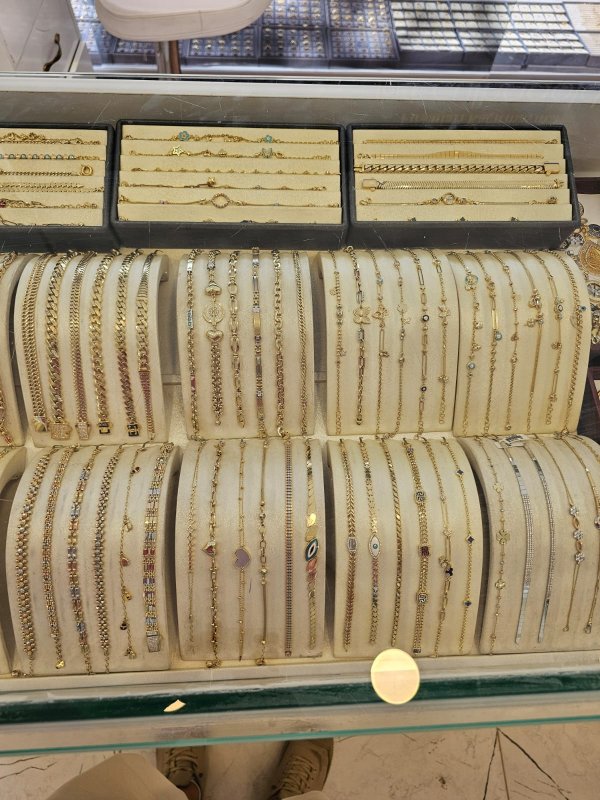 Antakya, Samandağ ve Mersin’de şubeleri bulunan ve kuyumculuk sektöründe kendini kanıtlamış olan Culha Gold, Antakya’daki şubesinin yeni yerinde hizmet vermeye başladığını duyurdu. 