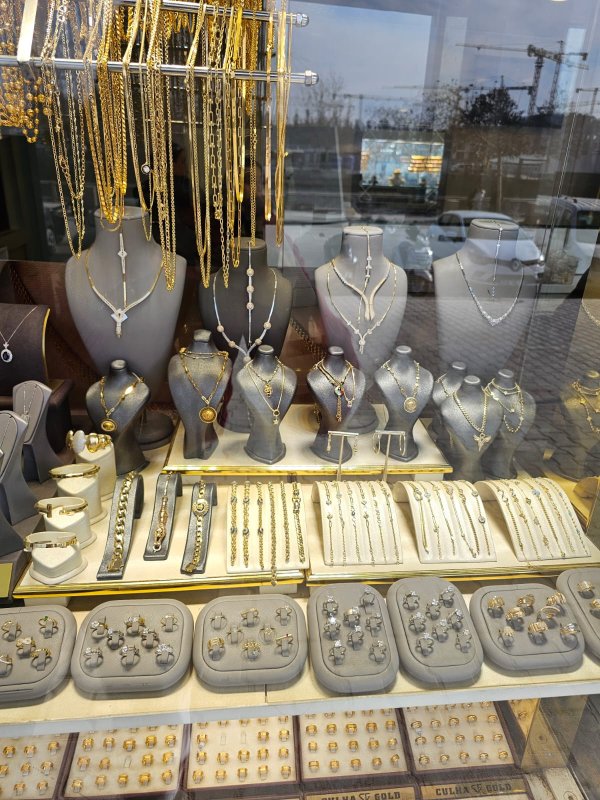 Antakya, Samandağ ve Mersin’de şubeleri bulunan ve kuyumculuk sektöründe kendini kanıtlamış olan Culha Gold, Antakya’daki şubesinin yeni yerinde hizmet vermeye başladığını duyurdu. 