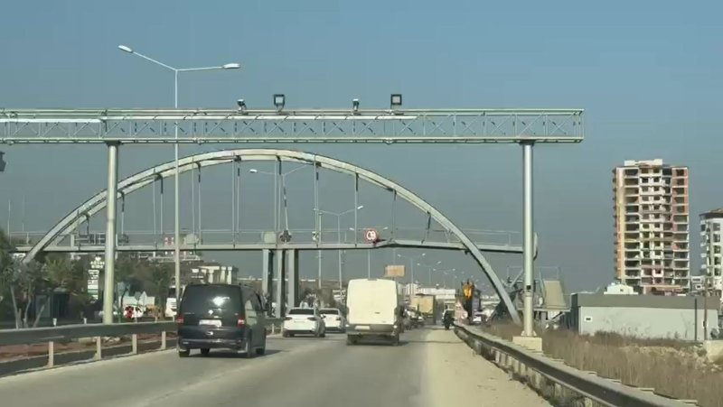 Hatay’da iş makinesi üstgeçidi parçaladı: 1 vatandaş üstgeçitten düşerek yaralandı 