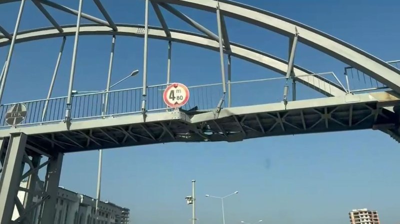 Hatay’da iş makinesi üstgeçidi parçaladı: 1 vatandaş üstgeçitten düşerek yaralandı 