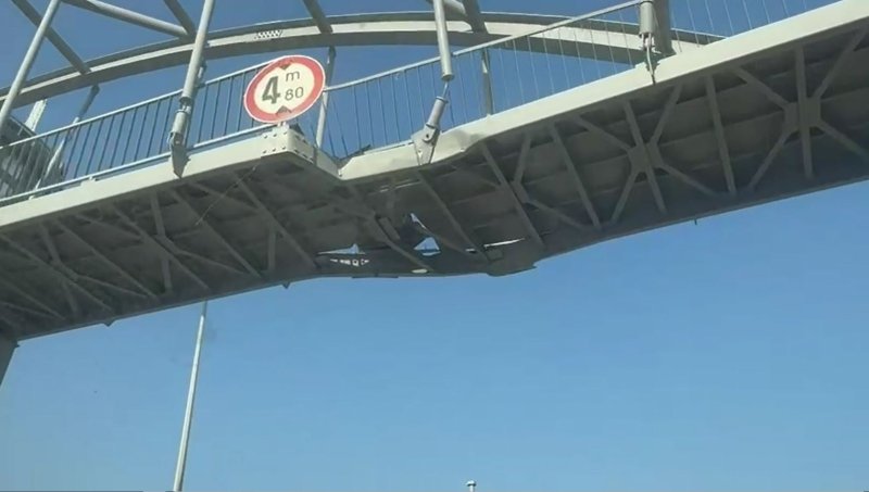 Hatay’da iş makinesi üstgeçidi parçaladı: 1 vatandaş üstgeçitten düşerek yaralandı 