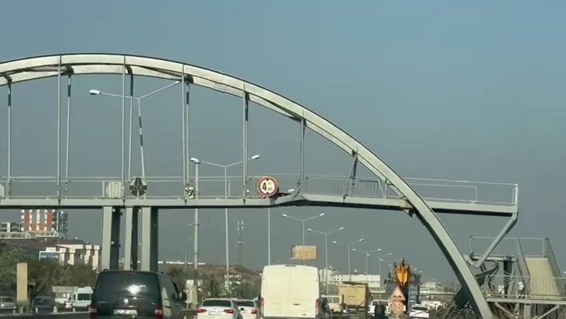 Hatay’da iş makinesi üstgeçidi parçaladı: 1 vatandaş üstgeçitten düşerek yaralandı 