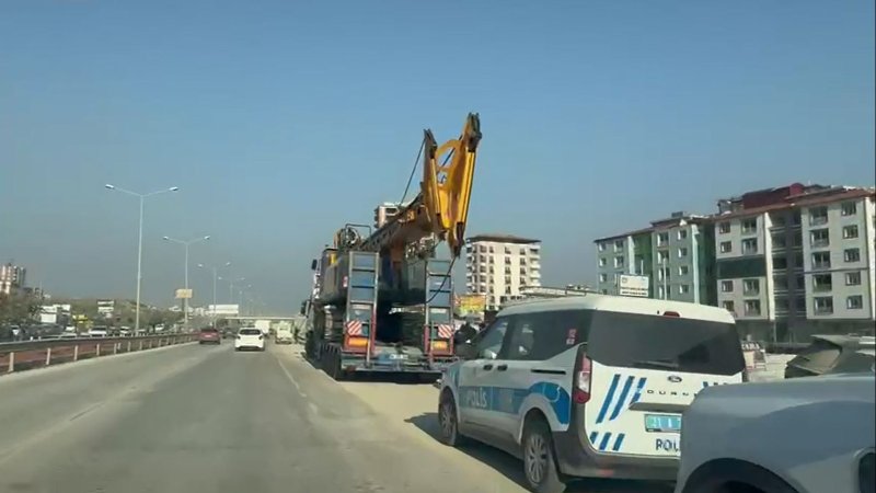 Hatay’da iş makinesi üstgeçidi parçaladı: 1 vatandaş üstgeçitten düşerek yaralandı 