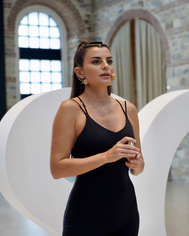 Tersane’de Ece Vahapoğlu ile Yoga Ünlü Wellness ve Yoga Eğitmeni Ece Vahapoğlu, Rixos Tersane’de ses meditasyonu eşliğinde etkileyici bir yoga seansı yaptı. Onlarca mumla ve doğal taşla süslenen ve ses çanaklarının eşlik ettiği büyüleyici atmosferde 60 kişilik kalabalık bir gruba yoga yaptıran Ece Vahapoğlu, “İstanbul’un eşsiz manzarasına karşı büyüleyici tarihi bir mekanda yoga yaptırmak beni de yüksek enerjilere ulaştırdı; özel yerlerde yoga enerjisini yaymayı seviyorum.” dedi. Yoga ve ses meditasyonu ardından sağlıklı brunch menüsüyle katılımcılara harika bir Pazar günü yaşatan Rixos’ta Ece Vahapoğlu ile Yoga organizasyonları Exclusive Sports Club ile 2025 yılında da devam edecek.