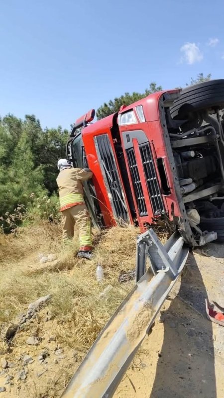 Belen'de tır devrildi (Fotoğraflı) İlayda Korkmaz HATAY (İHA) - Hatay’ın Belen ilçesinde devrilen tırın sürücüsü yaralandı. Kaza; Belen-İskenderun yolu otoban girişinde yaşandı. Sürücüsünün direksiyon hakimiyetini kaybettiği tır devrildi. İhbar üzerine bölgeye ekipler sevk edildi. Ekiplerin müdahalesiyle yaralı sürücü araçtan kurtarılarak sağlık ekiplerine teslim edildi. Bölgede ekipler tarafından gerekli emniyet tedbirlerinin alındığı bildirildi. Tırın çekilmesiyle yol güvenli olarak yeniden trafiğe açıldı. Polis ekipleri kazayla ilgili inceleme başlattı.