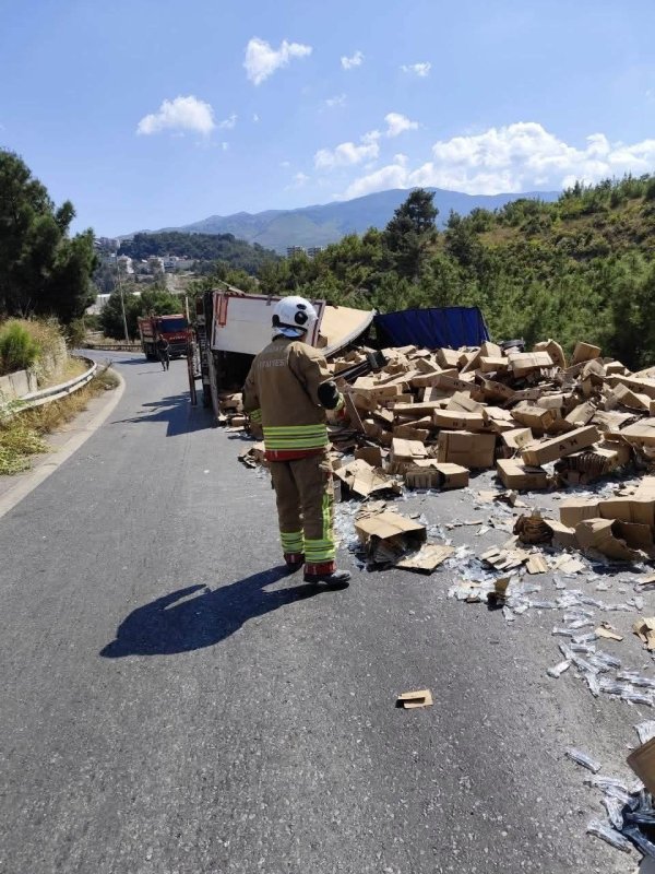 Belen'de tır devrildi (Fotoğraflı) İlayda Korkmaz HATAY (İHA) - Hatay’ın Belen ilçesinde devrilen tırın sürücüsü yaralandı. Kaza; Belen-İskenderun yolu otoban girişinde yaşandı. Sürücüsünün direksiyon hakimiyetini kaybettiği tır devrildi. İhbar üzerine bölgeye ekipler sevk edildi. Ekiplerin müdahalesiyle yaralı sürücü araçtan kurtarılarak sağlık ekiplerine teslim edildi. Bölgede ekipler tarafından gerekli emniyet tedbirlerinin alındığı bildirildi. Tırın çekilmesiyle yol güvenli olarak yeniden trafiğe açıldı. Polis ekipleri kazayla ilgili inceleme başlattı.