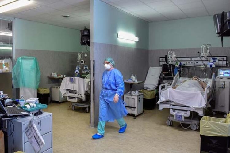 İtalya'daki hastanelerde korona koridorları!