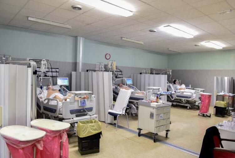 İtalya'daki hastanelerde korona koridorları!