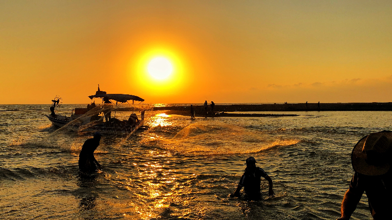Gün Batımında Hatay'da Balık Avı Keyfi