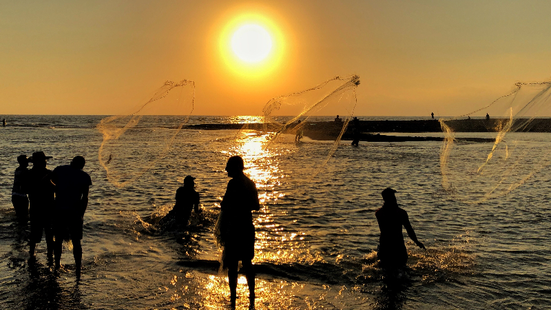 Gün Batımında Hatay'da Balık Avı Keyfi