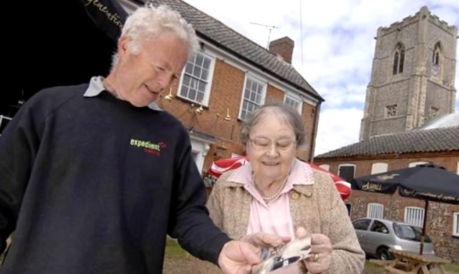 Kimse ne olduğunu açıklayamadı! 3 kız öğrenicinin çektiği selfie'deki detay kan dondurdu