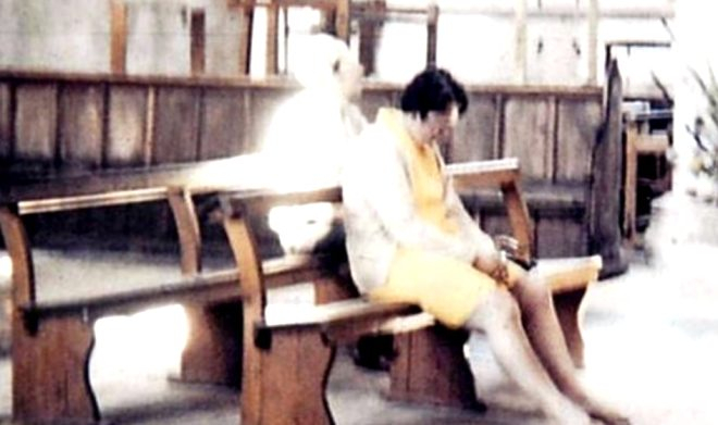 Kimse ne olduğunu açıklayamadı! 3 kız öğrenicinin çektiği selfie'deki detay kan dondurdu