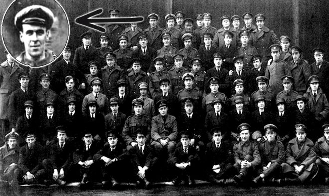 Kimse ne olduğunu açıklayamadı! 3 kız öğrenicinin çektiği selfie'deki detay kan dondurdu