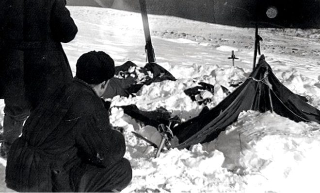 Kimse ne olduğunu açıklayamadı! 3 kız öğrenicinin çektiği selfie'deki detay kan dondurdu