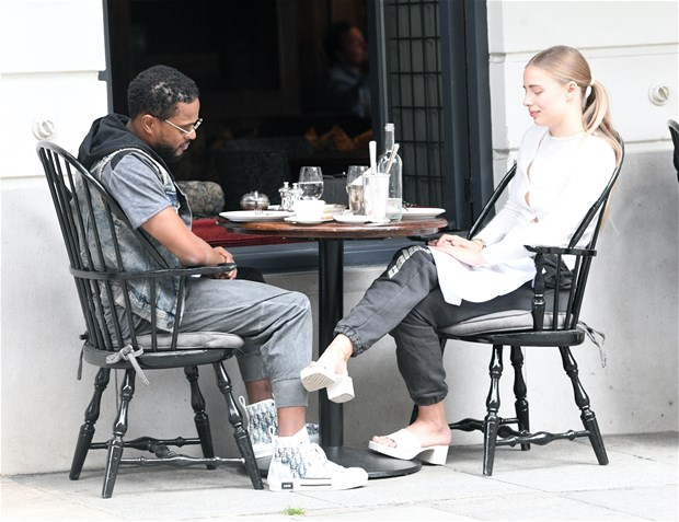 Eşini, kendinden 14 yaş küçük modelle aldatmıştı! Patrice Evra bu kez...